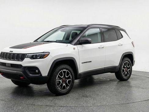 Used 2025 Jeep Compass Trailhawk AWD/4WD image 3