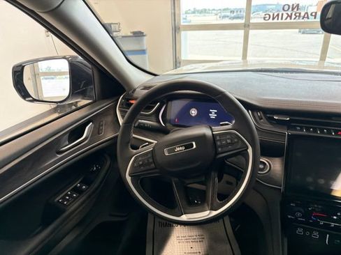 Used 2023 Jeep Grand Cherokee Limited AWD/4WD image 29
