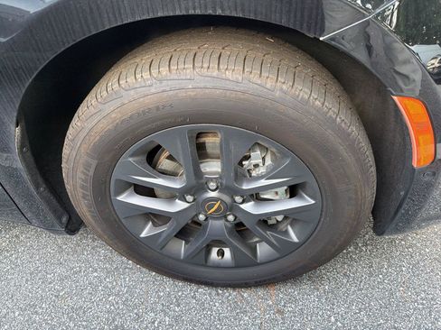 Used 2024 Chrysler Pacifica Limited w/ Uconnect Theater Family Group FWD image 9