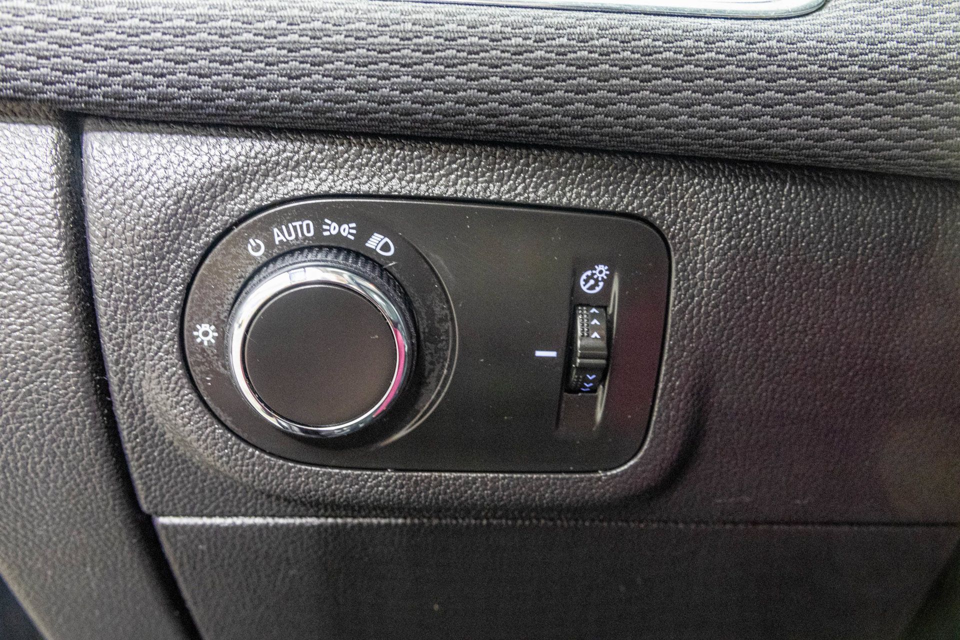Used 2017 Chevrolet Cruze LS FWD image 29