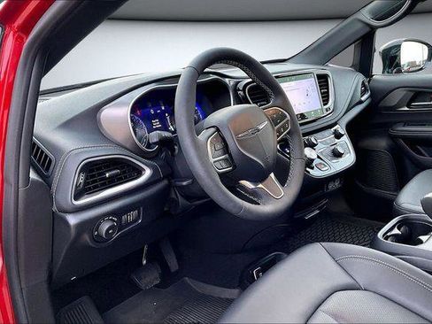 Used 2025 Chrysler Pacifica Select image 18
