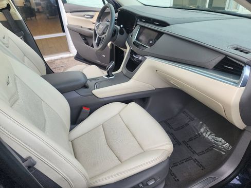 Used 2017 Cadillac XT5 Luxury w/ Driver Awareness Package FWD image 12