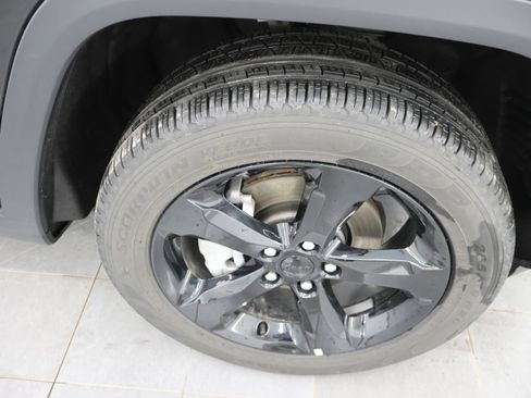 Used 2025 Jeep Grand Cherokee Limited w/ Luxury Tech Group II image 3