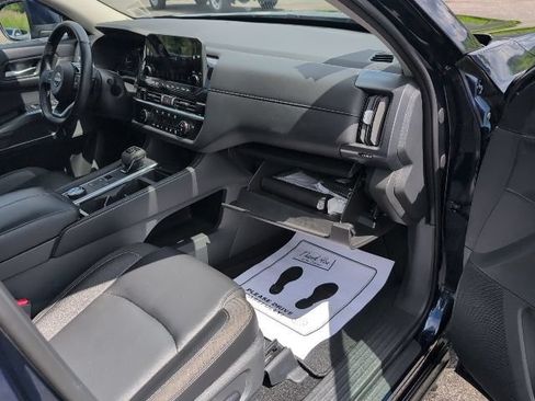 Used 2024 Nissan Pathfinder SL AWD/4WD image 32