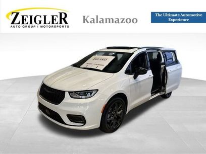 New 2026 Chrysler Pacifica Limited w/ S Appearance Package