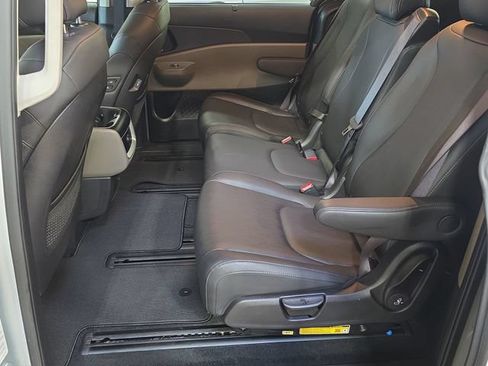 Used 2025 Kia Carnival EX FWD image 21
