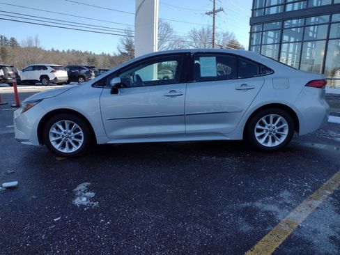 Used 2020 Toyota Corolla LE w/ LE Premium Package image 3