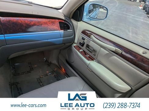 Used 2011 Lincoln Town Car Signature Limited RWD image 12