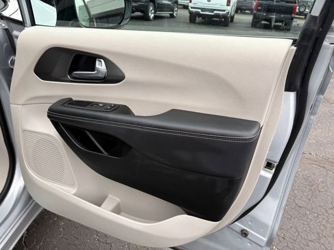 Used 2024 Chrysler Pacifica Touring-L FWD image 11