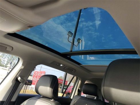 Used 2023 Volkswagen Tiguan SE w/ Panoramic Sunroof Package image 19
