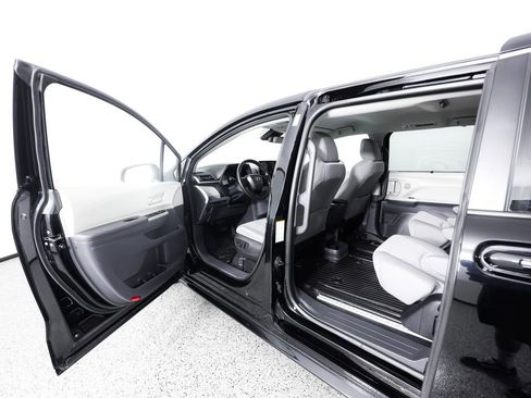 Used 2023 Toyota Sienna LE AWD/4WD image 16