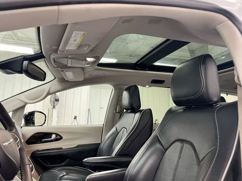 Used 2024 Chrysler Pacifica Limited FWD image 20
