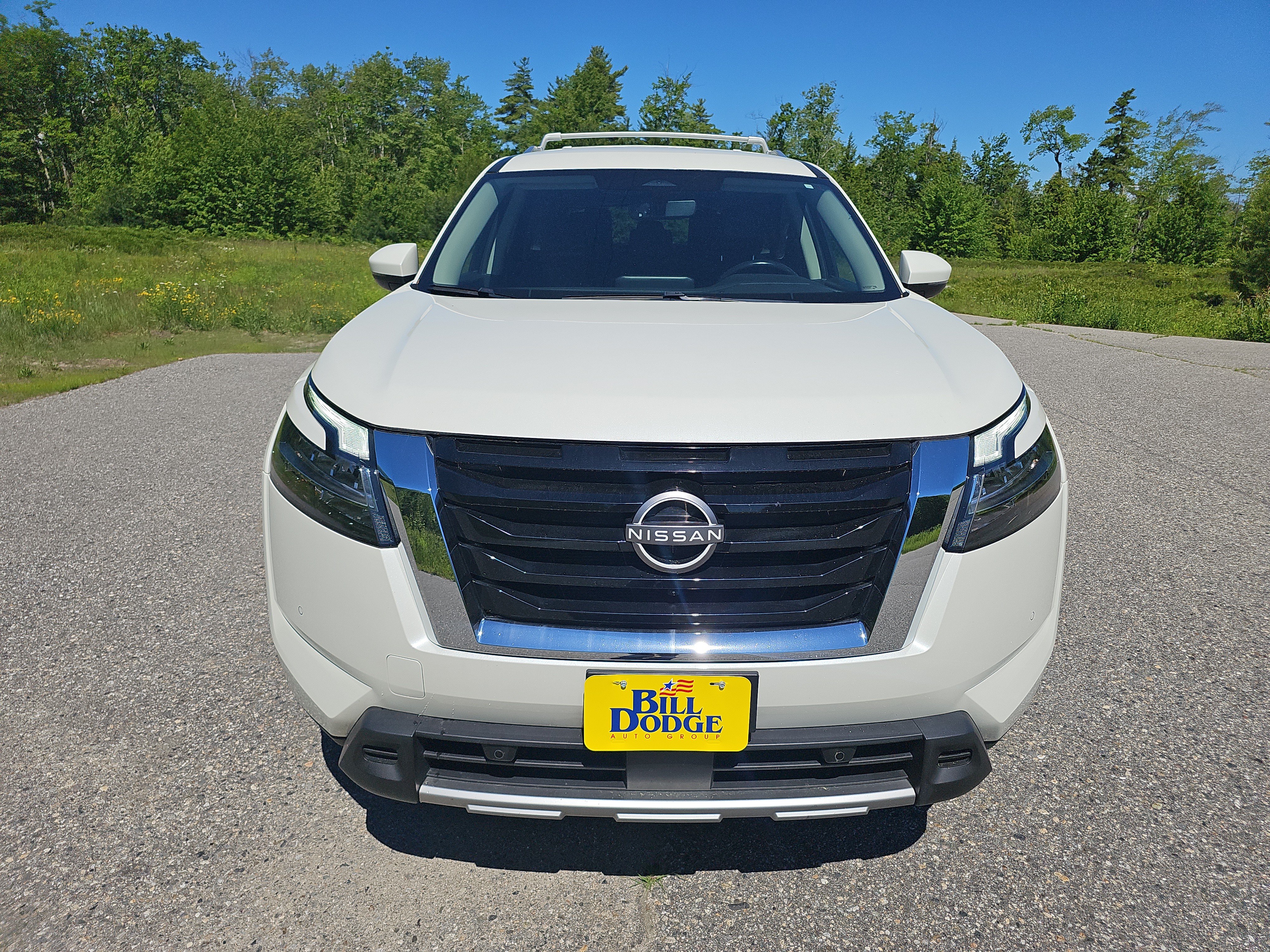Used 2023 Nissan Pathfinder SL AWD/4WD image 2