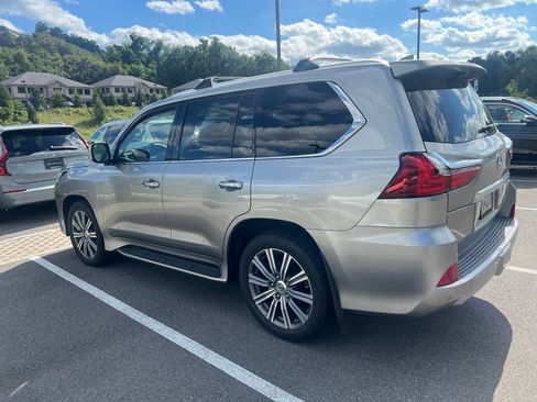 Used 2017 Lexus LX 570 4WD w/ Luxury Package image 17