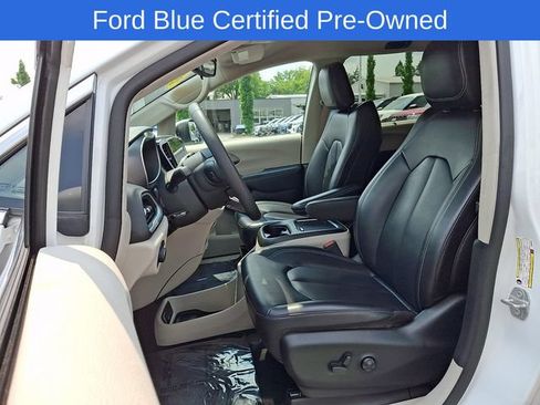 Used 2023 Chrysler Pacifica Touring-L FWD image 14