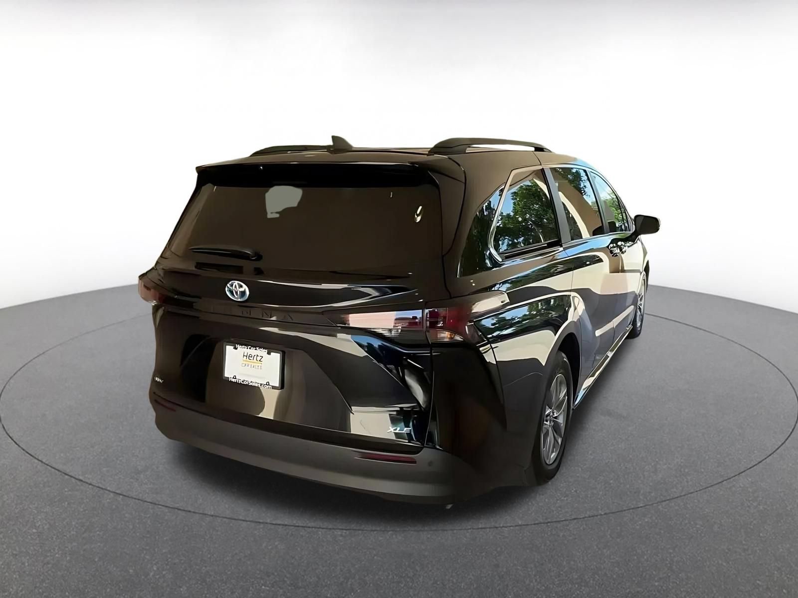 Used 2025 Toyota Sienna XLE FWD image 13