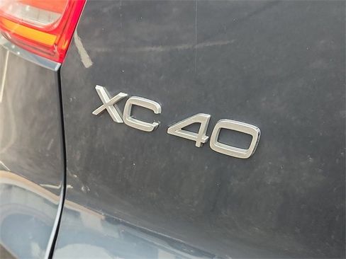 Used 2021 Volvo XC40 T5 Momentum w/ Premium Package image 32