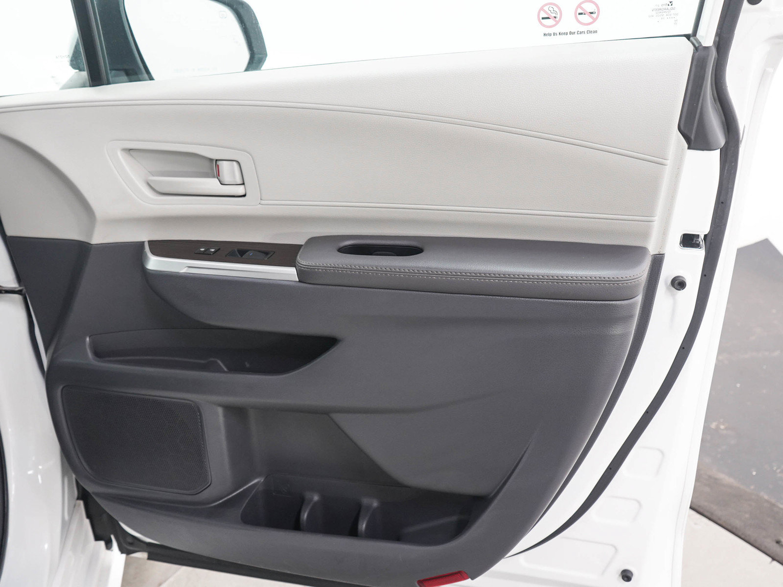 Used 2024 Toyota Sienna LE FWD image 11