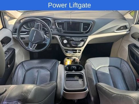 Used 2020 Chrysler Pacifica Touring-L FWD image 7