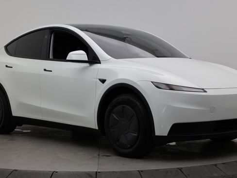 Used 2026 Tesla Model Y 2WD image 3