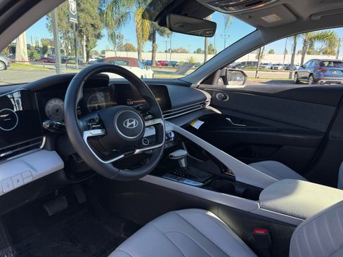 Used 2025 Hyundai Elantra Limited image 15