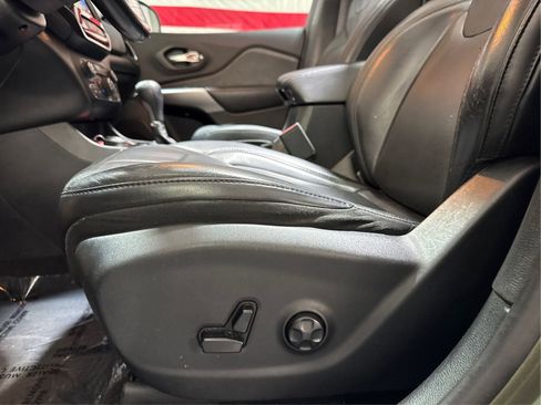 Used 2019 Jeep Cherokee Limited AWD/4WD image 16