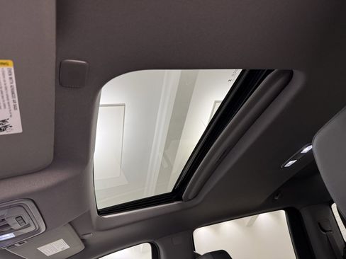 Used 2023 GMC Sierra 1500 SLT w/ SLT Premium Package image 18