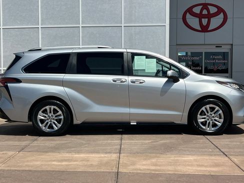 Certified 2022 Toyota Sienna Limited AWD/4WD image 3