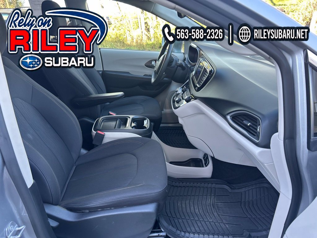 Used 2018 Chrysler Pacifica Touring Plus FWD image 19