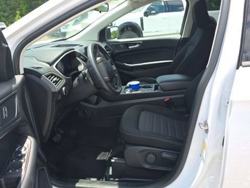 Used 2021 Ford Edge SE FWD image 3