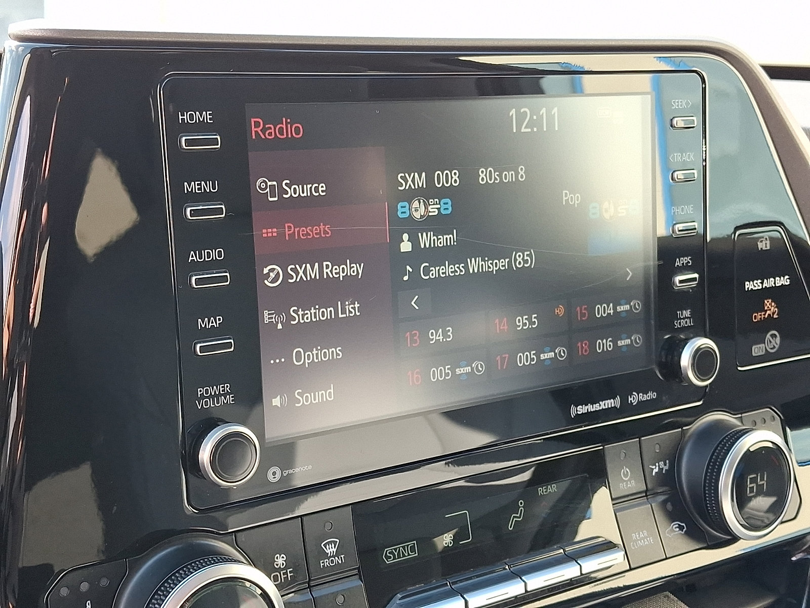 Used 2021 Toyota Highlander XLE AWD/4WD image 17