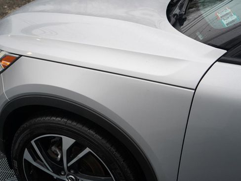 Used 2019 Volvo XC40 T5 R-Design image 12