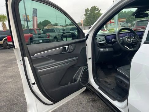 Used 2025 Buick Enclave Sport Touring w/ Power Package FWD image 4