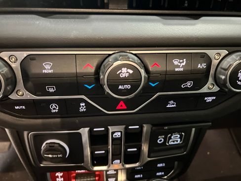 Used 2025 Jeep Wrangler Unlimited Rubicon AWD/4WD image 26
