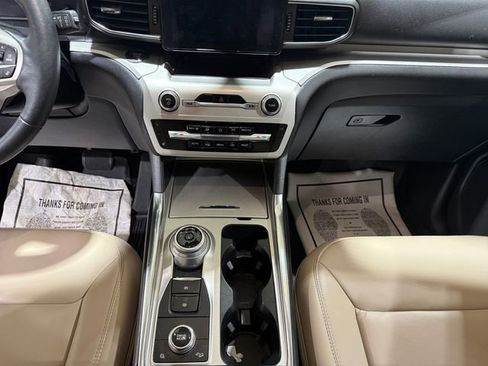 Used 2022 Ford Explorer XLT w/ Equipment Group 202A image 11