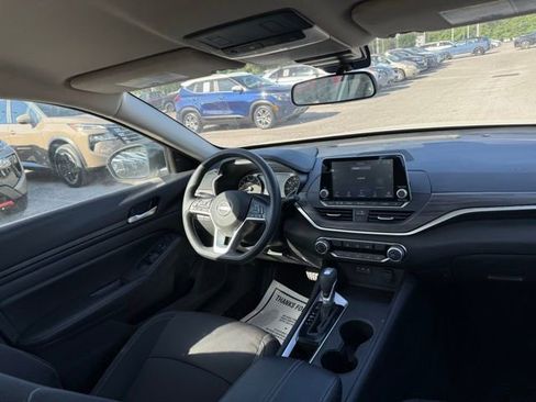 Used 2025 Nissan Altima 2.5 SV image 17
