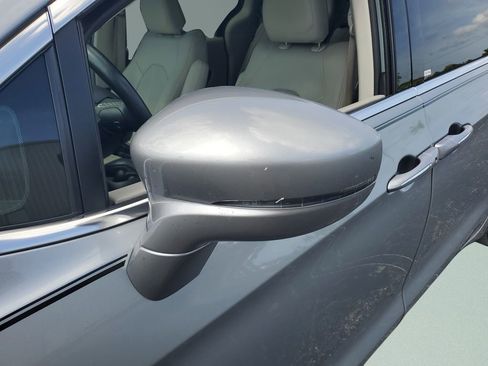 Used 2021 Chrysler Pacifica Touring-L FWD image 27