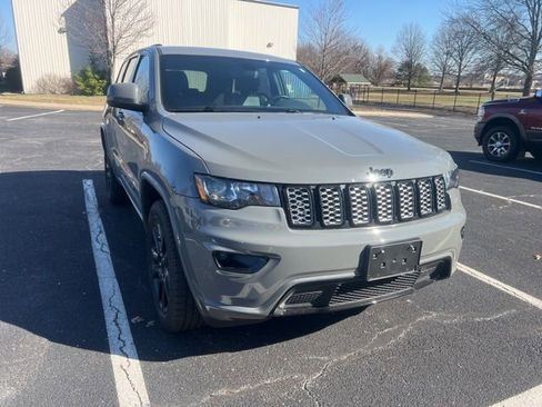 Used 2020 Jeep Grand Cherokee Altitude image 3