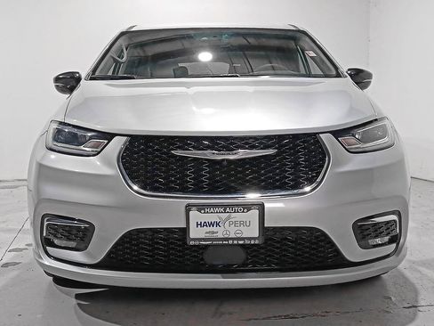 Used 2024 Chrysler Pacifica Touring-L FWD image 2