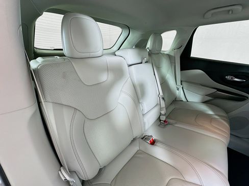 Used 2022 Jeep Cherokee Latitude Lux w/ Mopar Interior Package image 24