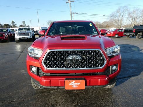 Used 2018 Toyota Tacoma TRD Sport image 10