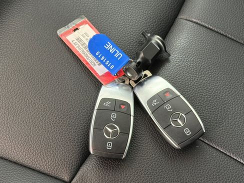 Used 2022 Mercedes-Benz GLB 250 w/ Premium Package Lite image 24