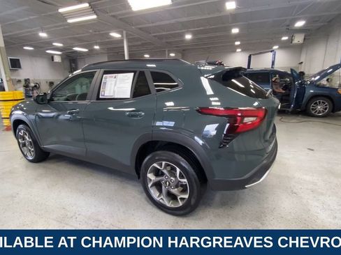 Used 2025 Chevrolet Trax LT FWD image 7