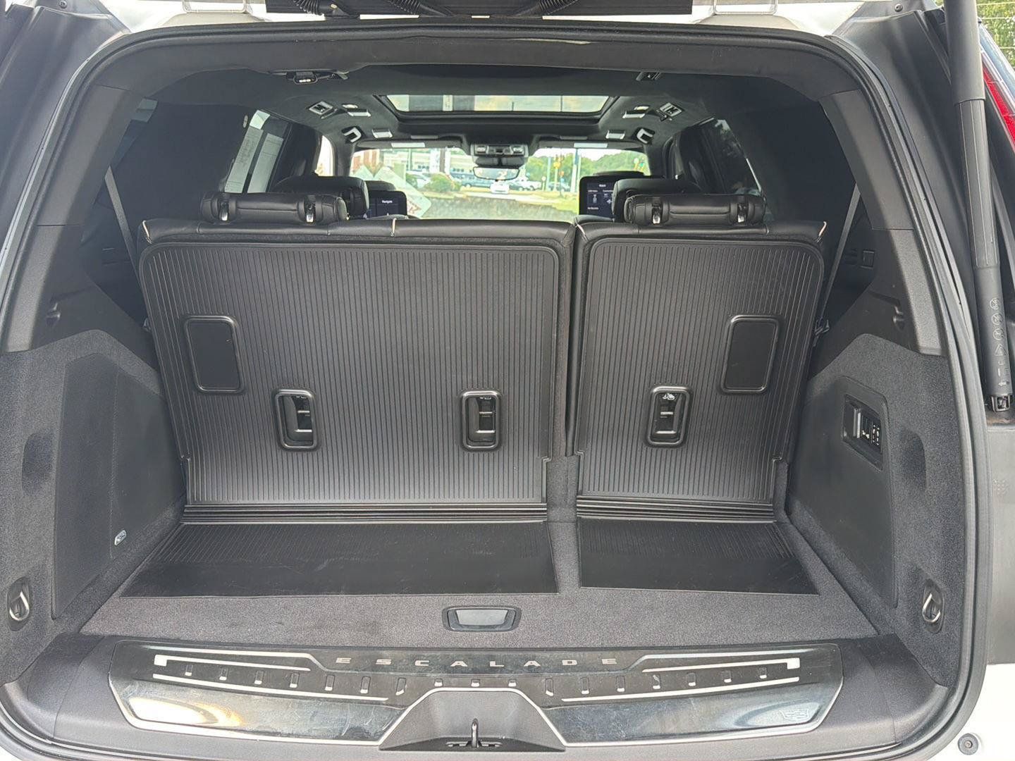 Used 2021 Cadillac Escalade Premium Luxury Platinum RWD image 37