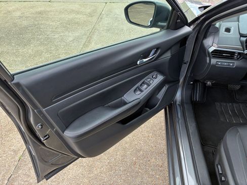 Used 2025 Nissan Altima 2.5 SV FWD image 15