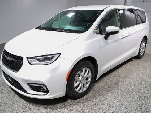 Used 2023 Chrysler Pacifica Touring-L FWD image 34