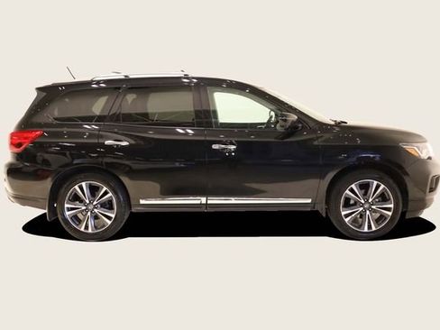 Used 2018 Nissan Pathfinder Platinum image 4