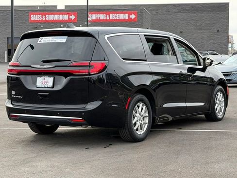 Used 2024 Chrysler Pacifica Touring-L image 6