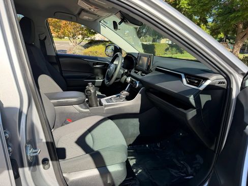 Used 2021 Toyota RAV4 XLE AWD/4WD image 12