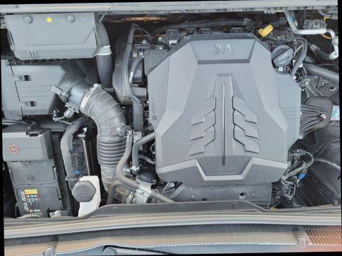 Used 2022 Kia Carnival LX image 3